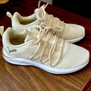 Women’s Puma Shoes - Size 7.5 - (No inside soles)